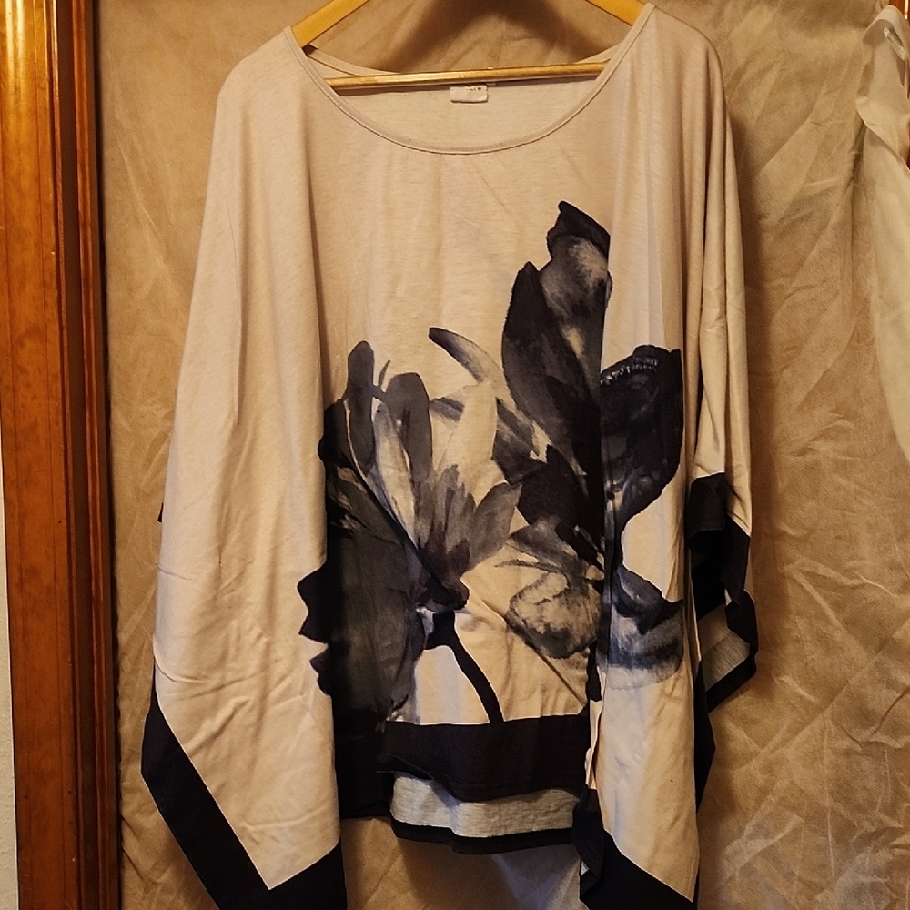 Suzanne Betro Simple White And Blue Top
